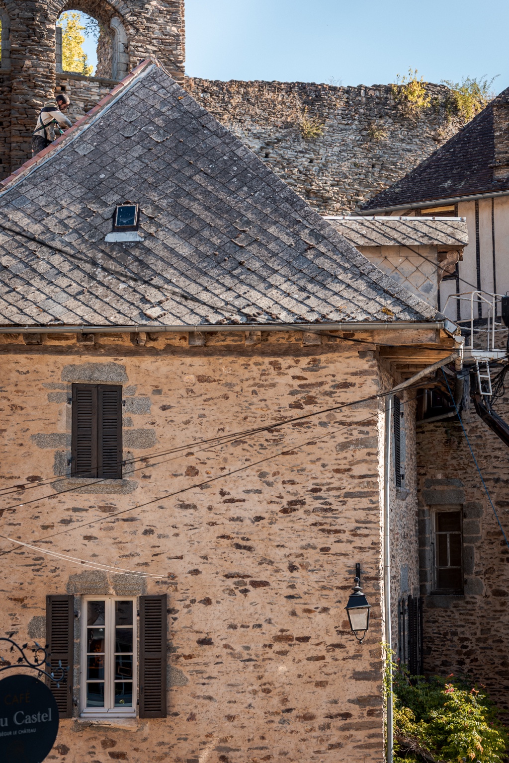 Travaux de couverture sur bâtiment ancien en Corrèze